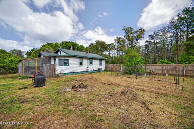 2240 W Lake Shore Drive, Wilmington, NC 28401