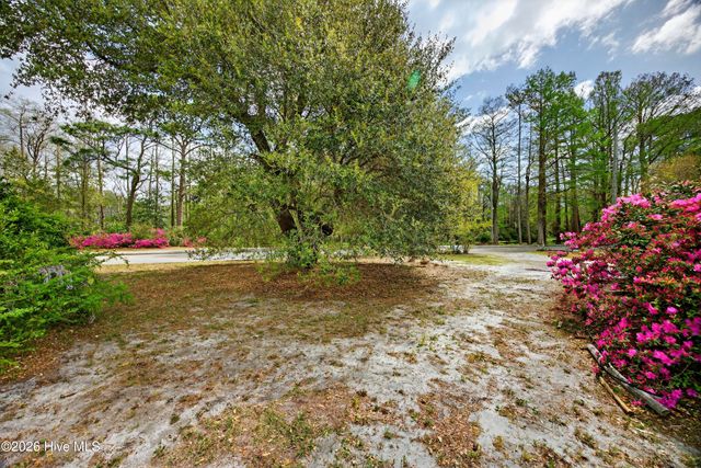2240 W Lake Shore Drive, Wilmington, NC 28401
