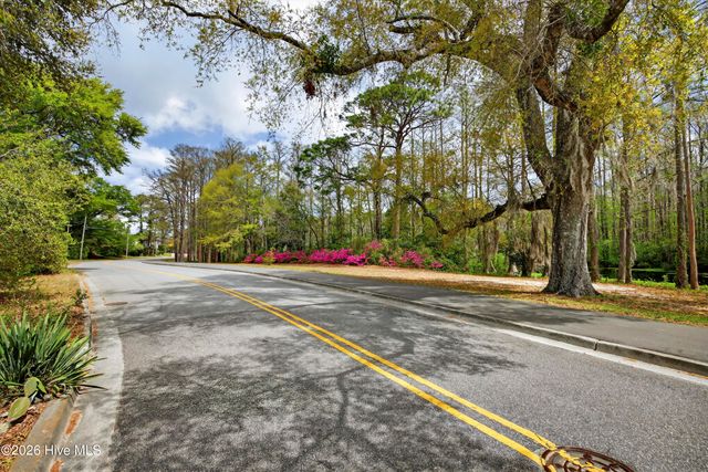 2240 W Lake Shore Drive, Wilmington, NC 28401