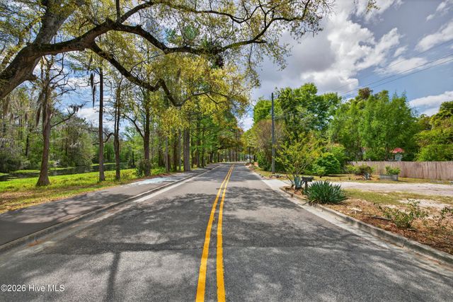 2240 W Lake Shore Drive, Wilmington, NC 28401