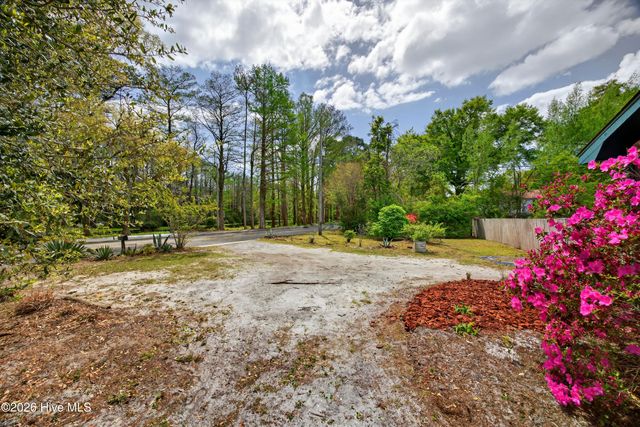 2240 W Lake Shore Drive, Wilmington, NC 28401