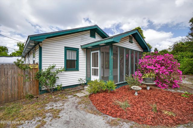 2240 W Lake Shore Drive, Wilmington, NC 28401