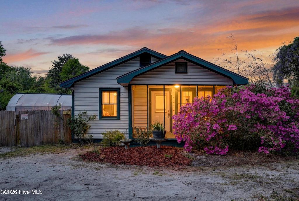 2240 W Lake Shore Drive, Wilmington, NC 28401