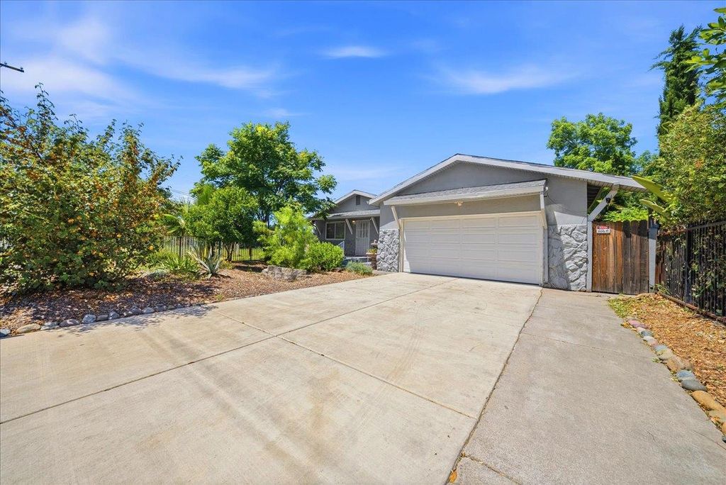 2865 26TH Ave, Sacramento, CA 95820