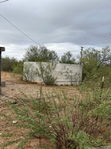 87 quinney, Carrizo Springs, TX 78834