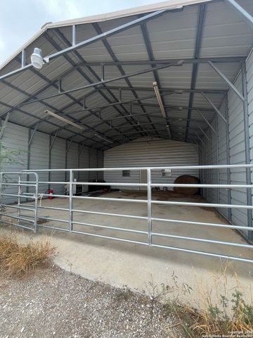 87 quinney, Carrizo Springs, TX 78834