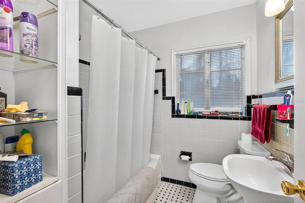 Image 12 of property listing at 821 WINTHROP PLACE, Orlando, FL 32803