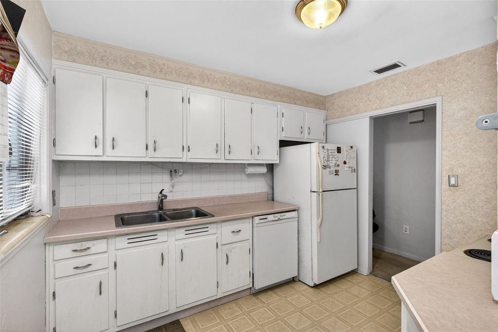 Image 4 of property listing at 821 WINTHROP PLACE, Orlando, FL 32803