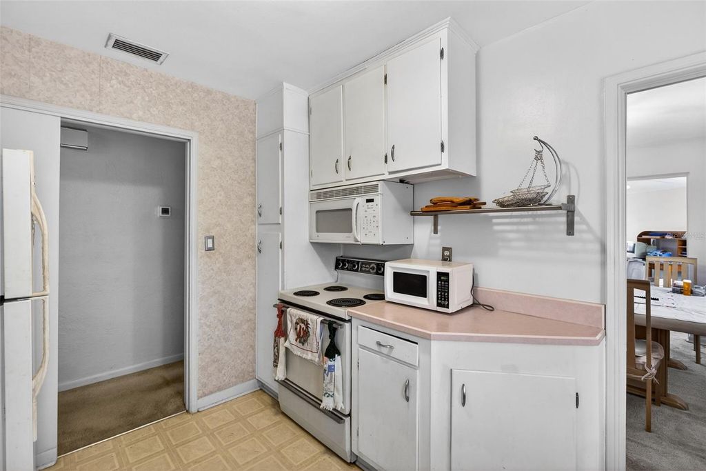 Image 5 of property listing at 821 WINTHROP PLACE, Orlando, FL 32803