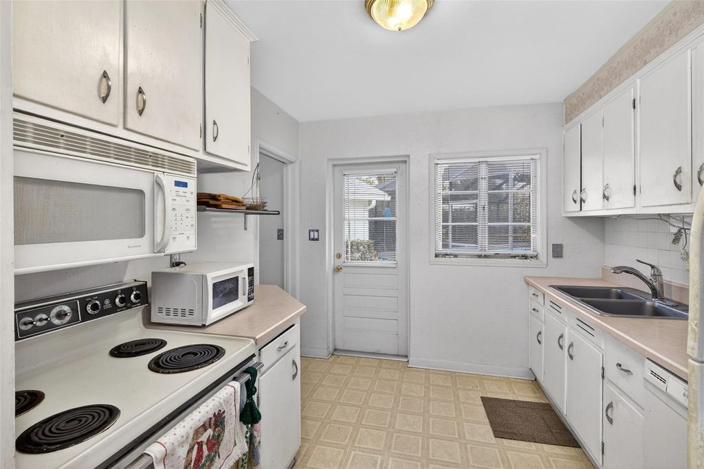 Image 6 of property listing at 821 WINTHROP PLACE, Orlando, FL 32803