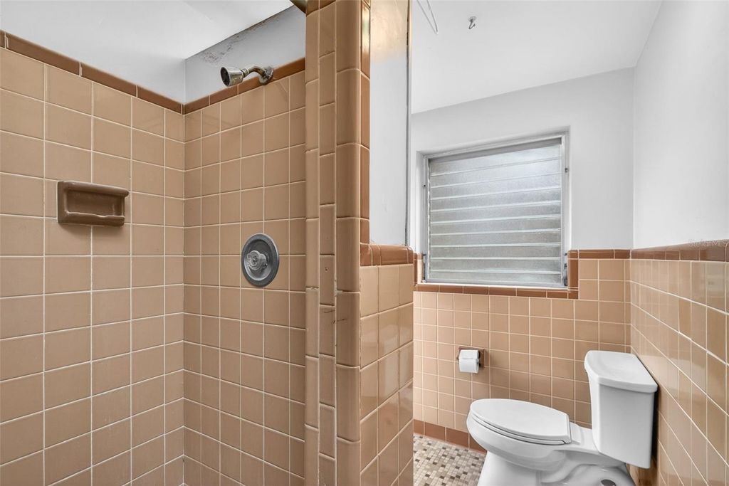 Image 8 of property listing at 821 WINTHROP PLACE, Orlando, FL 32803