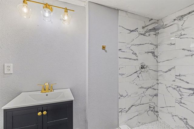 835 S Evanston Circle, Aurora, CO 80012