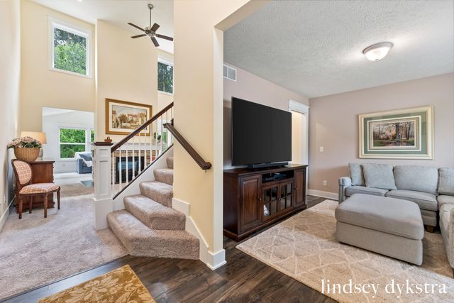 4238 Oak Timbers Drive NE, Grand Rapids, MI 49525
