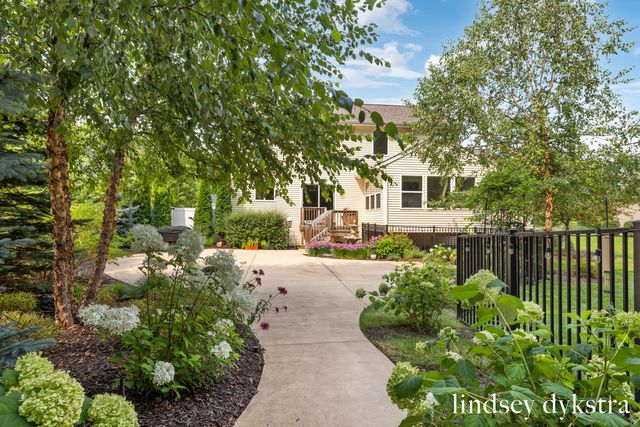 4238 Oak Timbers Drive NE, Grand Rapids, MI 49525