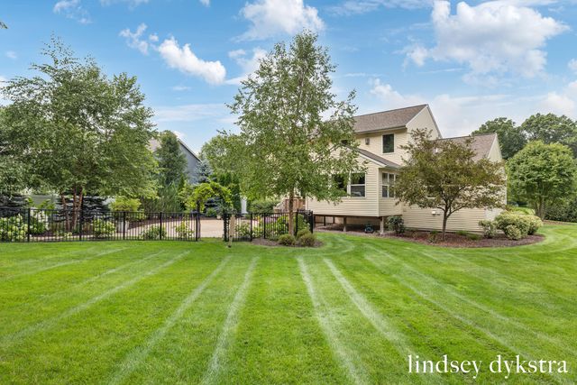 4238 Oak Timbers Drive NE, Grand Rapids, MI 49525
