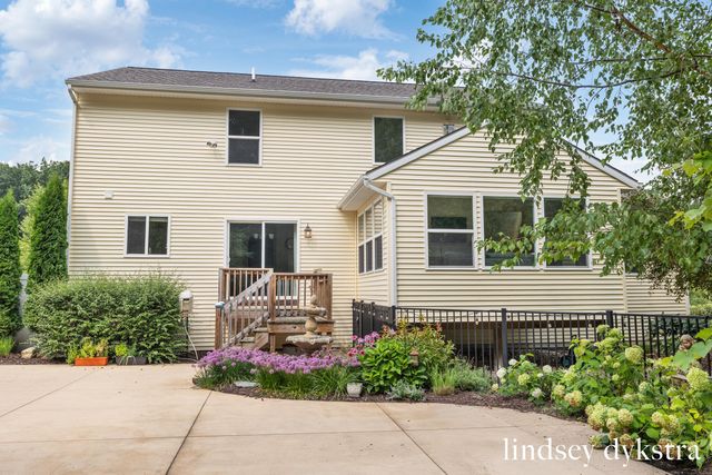 4238 Oak Timbers Drive NE, Grand Rapids, MI 49525