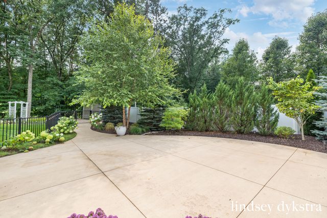 4238 Oak Timbers Drive NE, Grand Rapids, MI 49525
