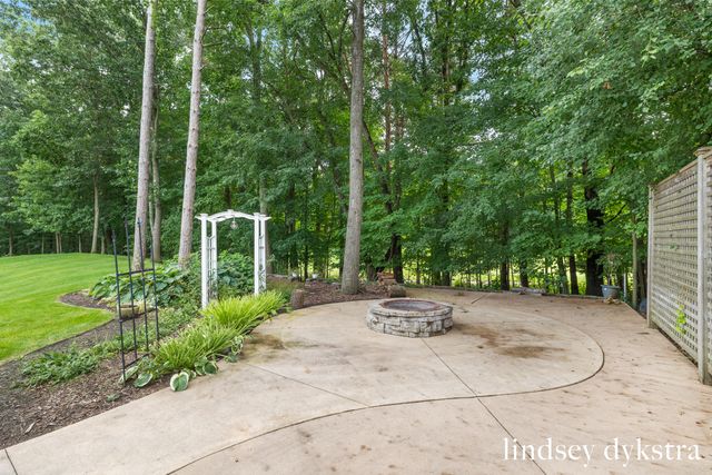 4238 Oak Timbers Drive NE, Grand Rapids, MI 49525