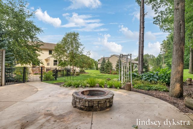 4238 Oak Timbers Drive NE, Grand Rapids, MI 49525