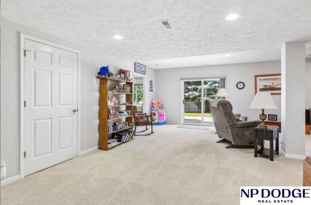 17278 Pine Street, Omaha, NE 68130