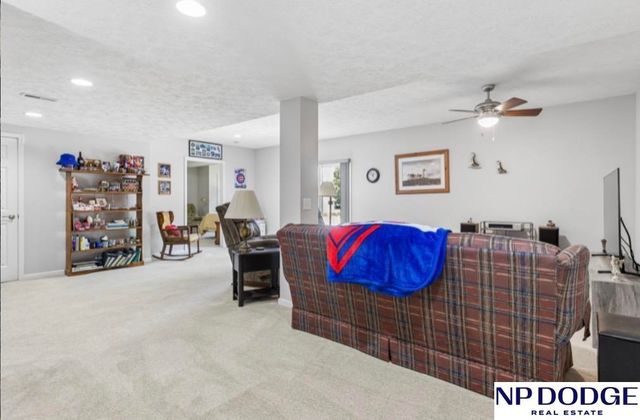 17278 Pine Street, Omaha, NE 68130