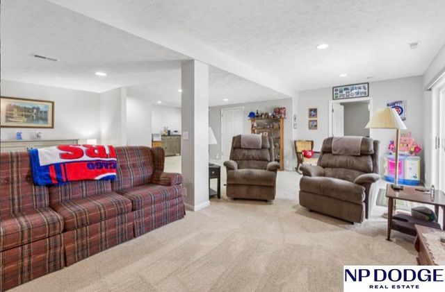 17278 Pine Street, Omaha, NE 68130
