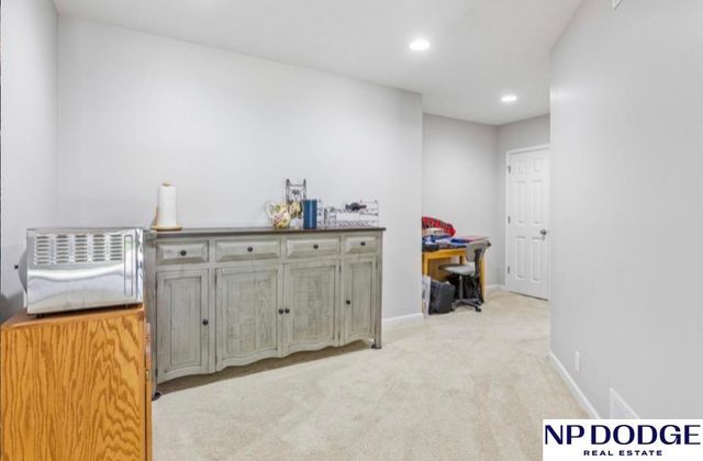 17278 Pine Street, Omaha, NE 68130
