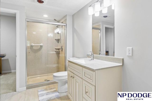 17278 Pine Street, Omaha, NE 68130