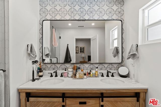 11038 Blix Street, North Hollywood (los Angeles), CA 91602