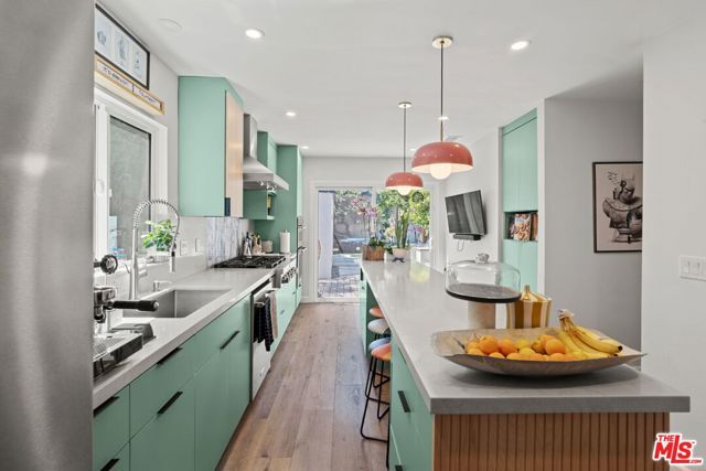 11038 Blix Street, North Hollywood (los Angeles), CA 91602