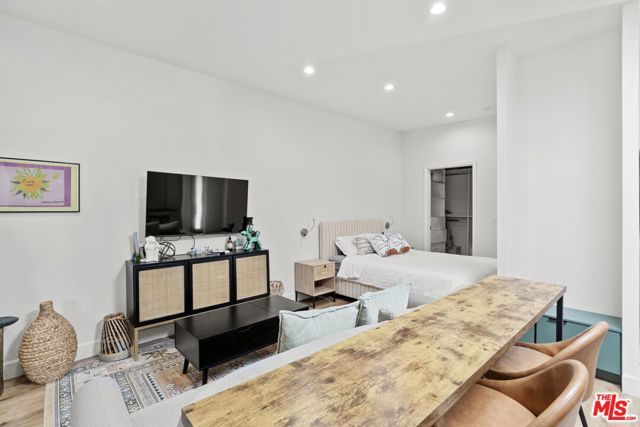 11038 Blix Street, North Hollywood (los Angeles), CA 91602