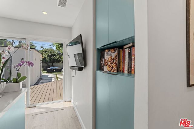 11038 Blix Street, North Hollywood (los Angeles), CA 91602