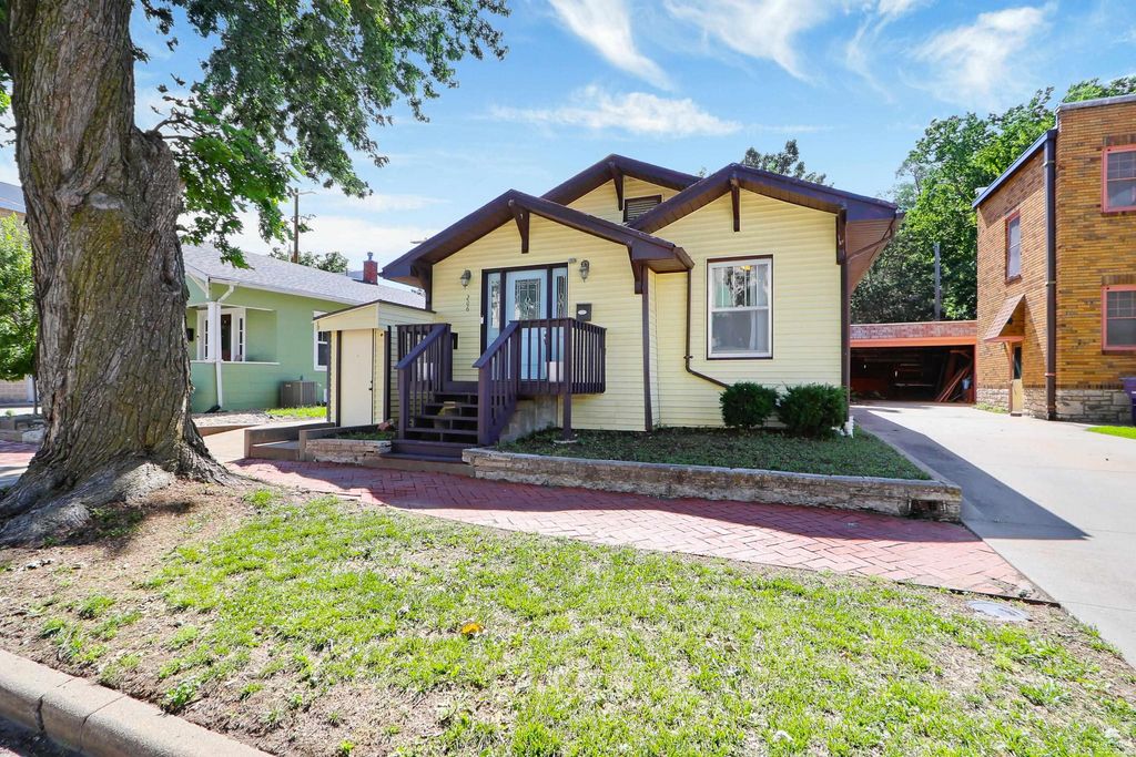 206 S 5th Street, Manhattan, KS 66502