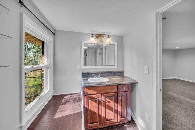 1065 Lakeland Dr, Gallatin, TN 37066