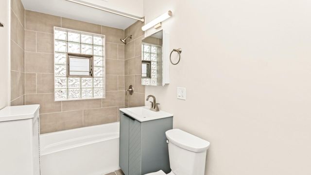 6940 W MEDILL Avenue 2E, Chicago, IL 60607