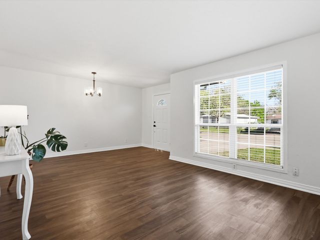 1310 E Lovers Lane, Arlington, TX 76010