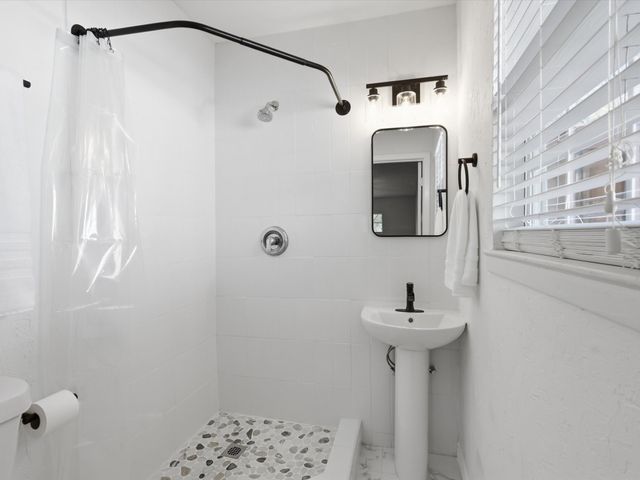 1310 E Lovers Lane, Arlington, TX 76010