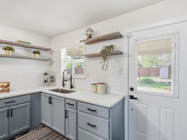 1310 E Lovers Lane, Arlington, TX 76010