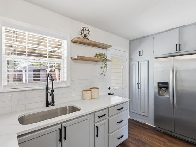 1310 E Lovers Lane, Arlington, TX 76010