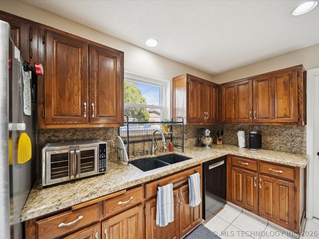 1713 W Van Buren Court, Broken Arrow, OK 74011