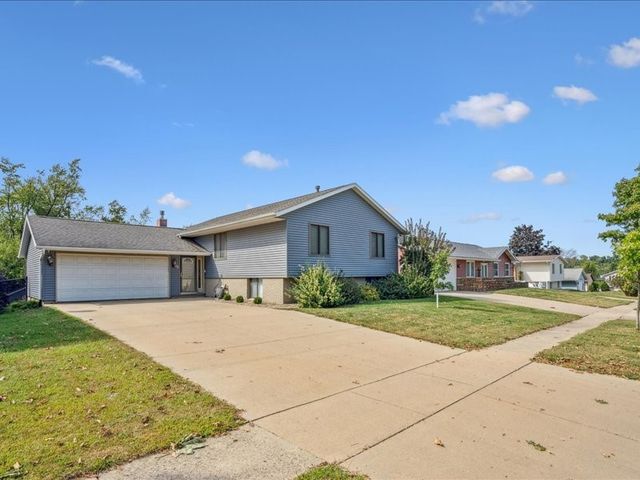 56 Julia Anne Drive NW, Cedar Rapids, IA 52405