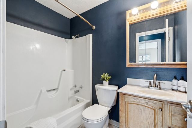 56 Julia Anne Drive NW, Cedar Rapids, IA 52405