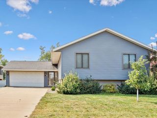 56 Julia Anne Drive NW, Cedar Rapids, IA 52405