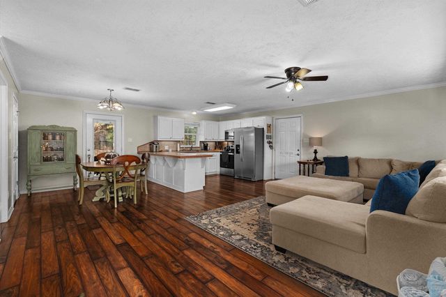 215 Spring Vlley Rd, Henderson, TX 75652