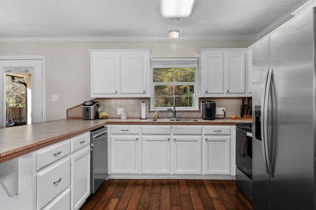 215 Spring Vlley Rd, Henderson, TX 75652