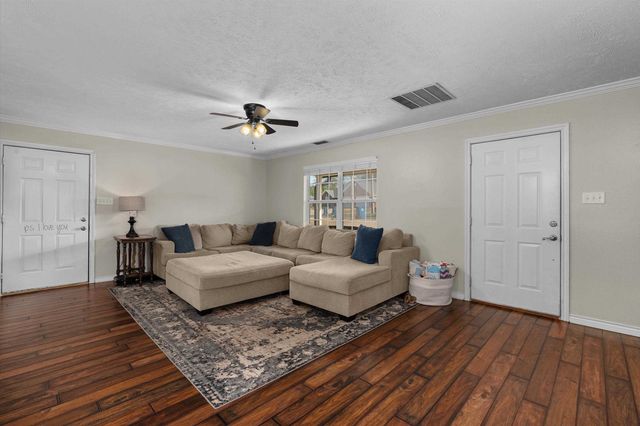 215 Spring Vlley Rd, Henderson, TX 75652