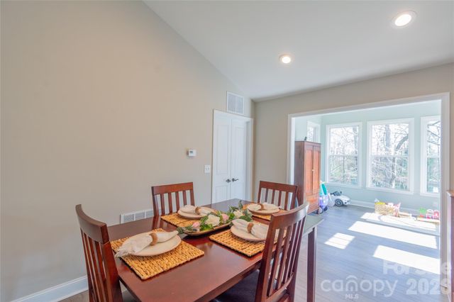 6729 Rollingwood Drive, Clemmons, NC 27012