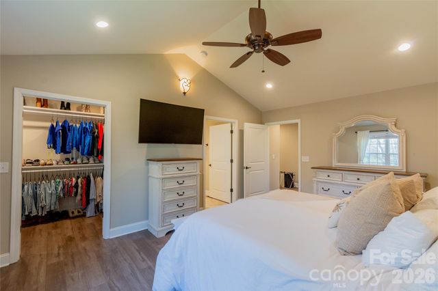 6729 Rollingwood Drive, Clemmons, NC 27012