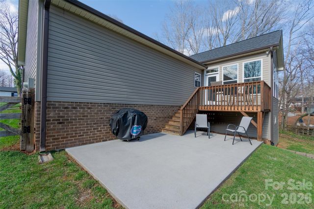 6729 Rollingwood Drive, Clemmons, NC 27012