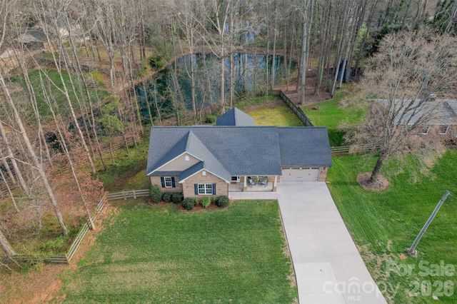 6729 Rollingwood Drive, Clemmons, NC 27012